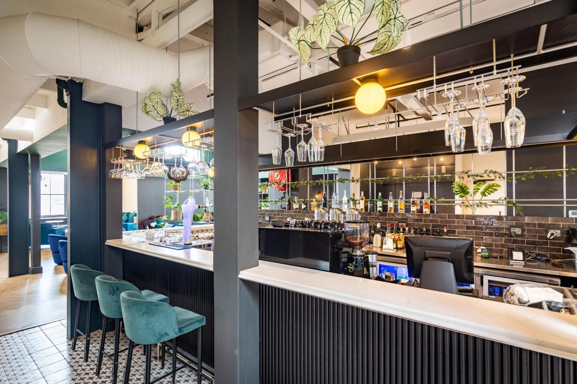 Old Bank - Lion Roars & Hotel 4*