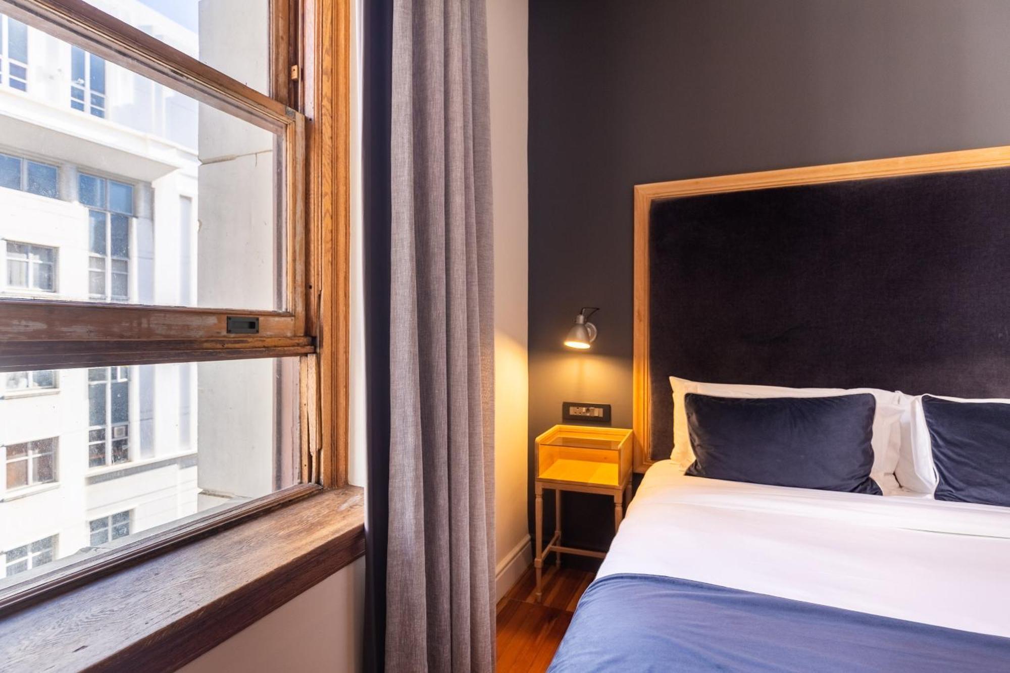 Hotel Old Bank - Lion Roars & Cape Town